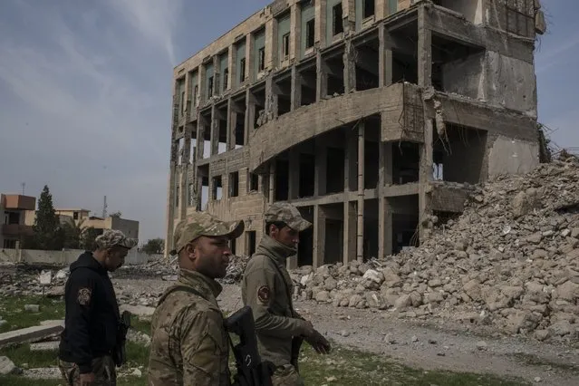 An Iraqi Emergency Response Division (ERD) unit advances, part of the offensive to retake the city some two years after it fell to Islamic State March 1, 2017 into Hay Tayrahn, west Mosul. Iraqi forces have encountered stiff resistance with improvised explosives, heavy mortar fire and snipers hampering their advance. (Photo by Martyn Aim/Getty Images)