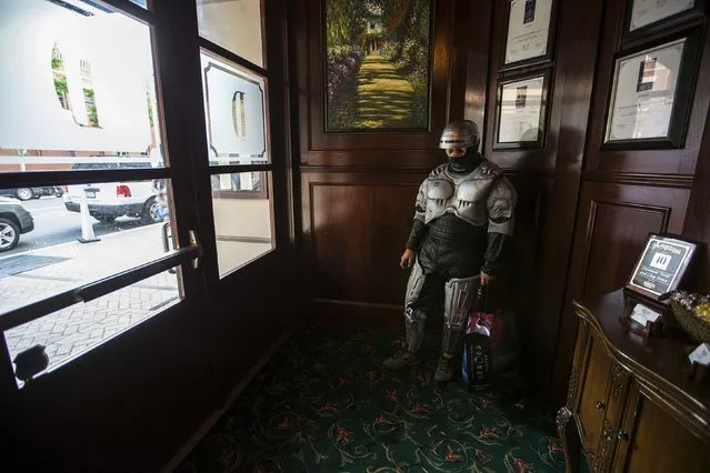 A cosplay enthusiast wearing a Robocop costume waits in a restaurant during the 2015 Comic-Con International Convention in San Diego, California July 9, 2015. (Photo by Mario Anzuoni/Reuters)