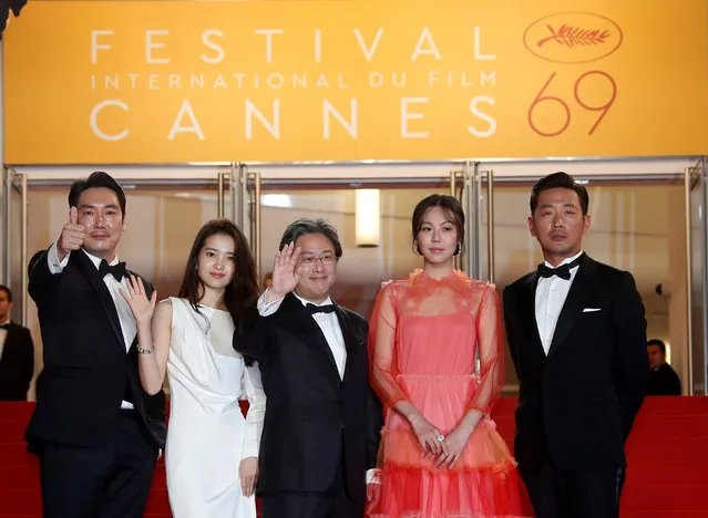South Korean director Park Chan-Wook (C) and cast members Jo Jing-Woong, Kim Tae-ri, Kim Min-hee and Ha Jung-woo (L-R) arrive on the red carpet for the screening of the film “The Handmaiden” (Agassi or Mademoiselle) in competition at the 69th Cannes Film Festival in Cannes, France, May 14, 2016. (Photo by Eric Gaillard/Reuters)