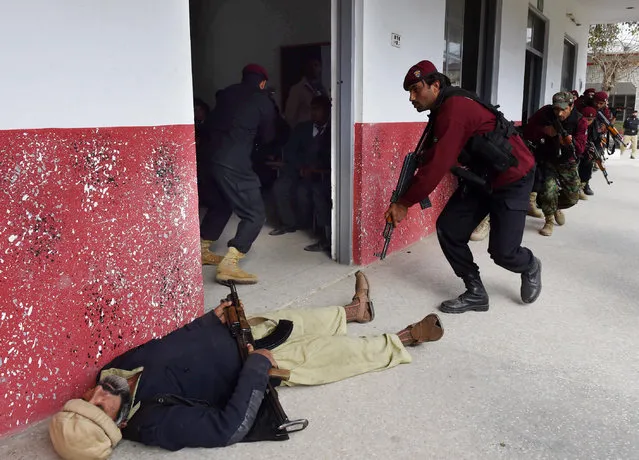 Members of Pakistan Elite Police Force take part in a drill to fight against militants at a school in Peshawar on January 28, 2016. (Photo by A. Majeed/AFP Photo)