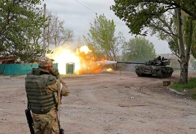 Service members of pro-Russian troops fire from a tank during fighting in Ukraine-Russia conflict near the Azovstal steel plant in the southern port city of Mariupol, Ukraine on May 5, 2022. (Photo by Alexander Ermochenko/Reuters)