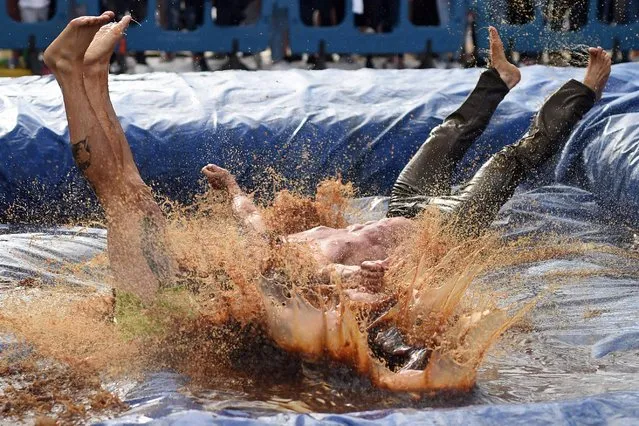 Competitors take part in the 10 th annual World Gravy Wrestling Championships held at the Rose 'n' Bowl Pub near Bacup, north west England on August 28, 2017. (Photo by Oli Scarff/AFP Photo)