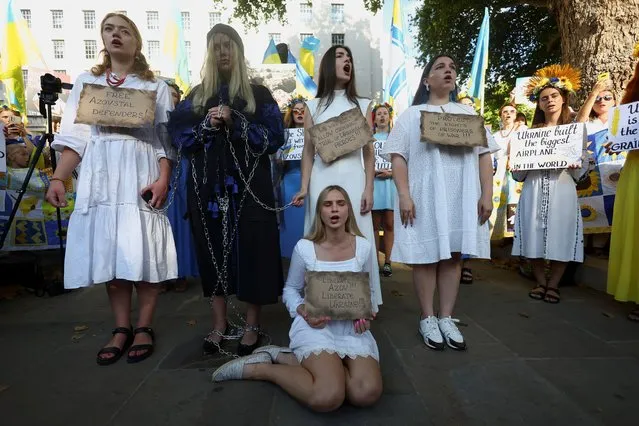 Protesters demonstrate against Russia's invasion of Ukraine, during a Ukrainian Independence Day rally outside Downing Street, in London, Britain on August 24, 2022. (Photo by Hannah McKay/Reuters)
