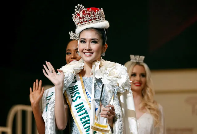 The winner of the Miss International 2017 Kevin Lilliana (C) representing Indonesia waves at the 57th Miss International Beauty Pageant in Tokyo, Japan, November 14, 2017. (Photo by Toru Hanai/Reuters)