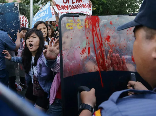 Filipino militant students clash with policemen during a protest rally in front of the US Embassy in Manila, Philippines, 16 September 2015. According to a press statement of the protesting youth group, they staged a demonstration against the military agreement between Philippines and the United States. (Photo by Mark R. Cristino/EPA)