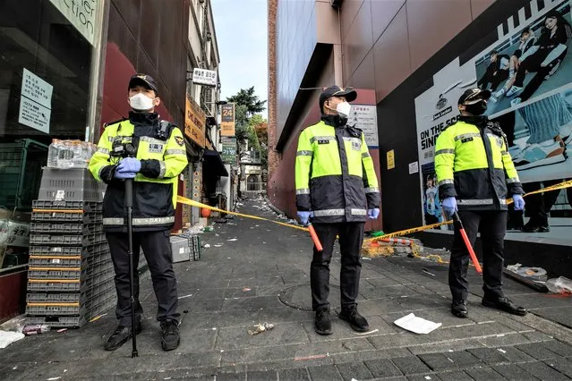 Police stand guard on the accident site in Itaewon in Seoul, South Korea on October 30, 2022. (Photo by Jean Chung for The Washington Post)