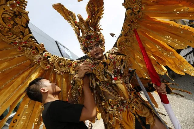 An Indonesian model wearing a colorful costume participates in a parade during the Batam Island International Culture Festival in Batam Island, Indonesia, 16 December 2017. (Photo by Hotli Simanjuntak/EPA/EFE)