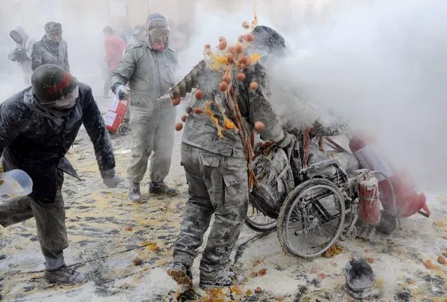 Revellers battle with flour and eggs during the traditional Els Enfarinats (The Floured) festival in Ibi, Alicante Province, Spain December 28, 2017. (Photo by Heino Kalis/Reuters)