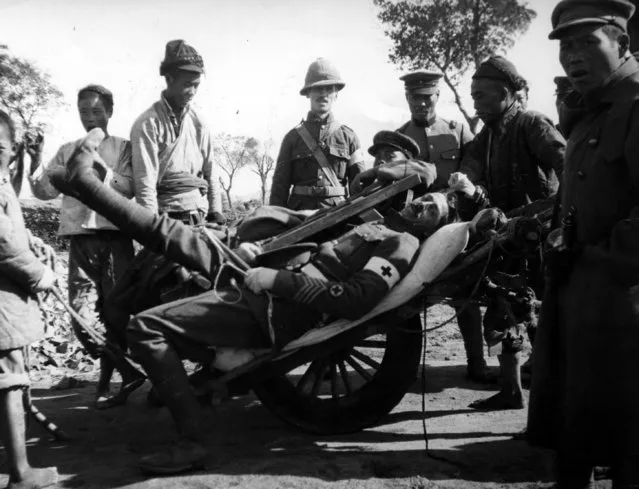A wounded orderly from the Royal Army Medical Corps on a Chinese wheelbarrow, Tsingtau, China, 1914. (Photo by Hulton Archive/Getty Images)