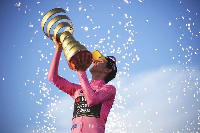 Giro pink jersey Team Visma-Lease a Bike Simon Yates celebrates his victory in the Giro d'Italia cycling race, in Roma, Italy, Sunday, June 1, 2025. (Photo by Alessandra Tarantino/AP Photo)