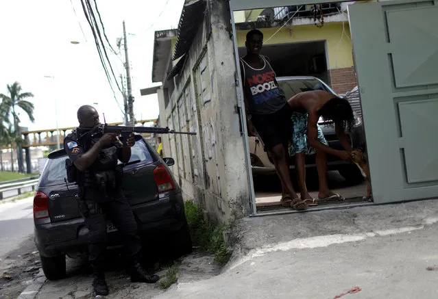 A policeman takes part in an operation against drug dealers in the Cidade de Deus slum in Rio de Janeiro, Brazil February 1, 2018. (Photo by Ricardo Moraes/Reuters)