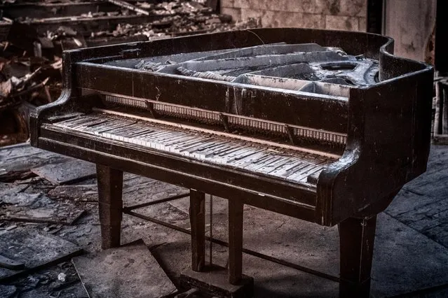 Rotting grand piano in the concert hall of the abandoned town of Pripyat. (Photo by Vladimir Mitgutin/Caters News Agency)