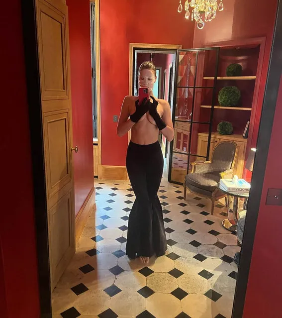 Russian model Irina Shayk in the second decade of January 2023 leaves little to the imagination in topless mirror selfie in Paris. (Photo by irinashayk/Instagram)