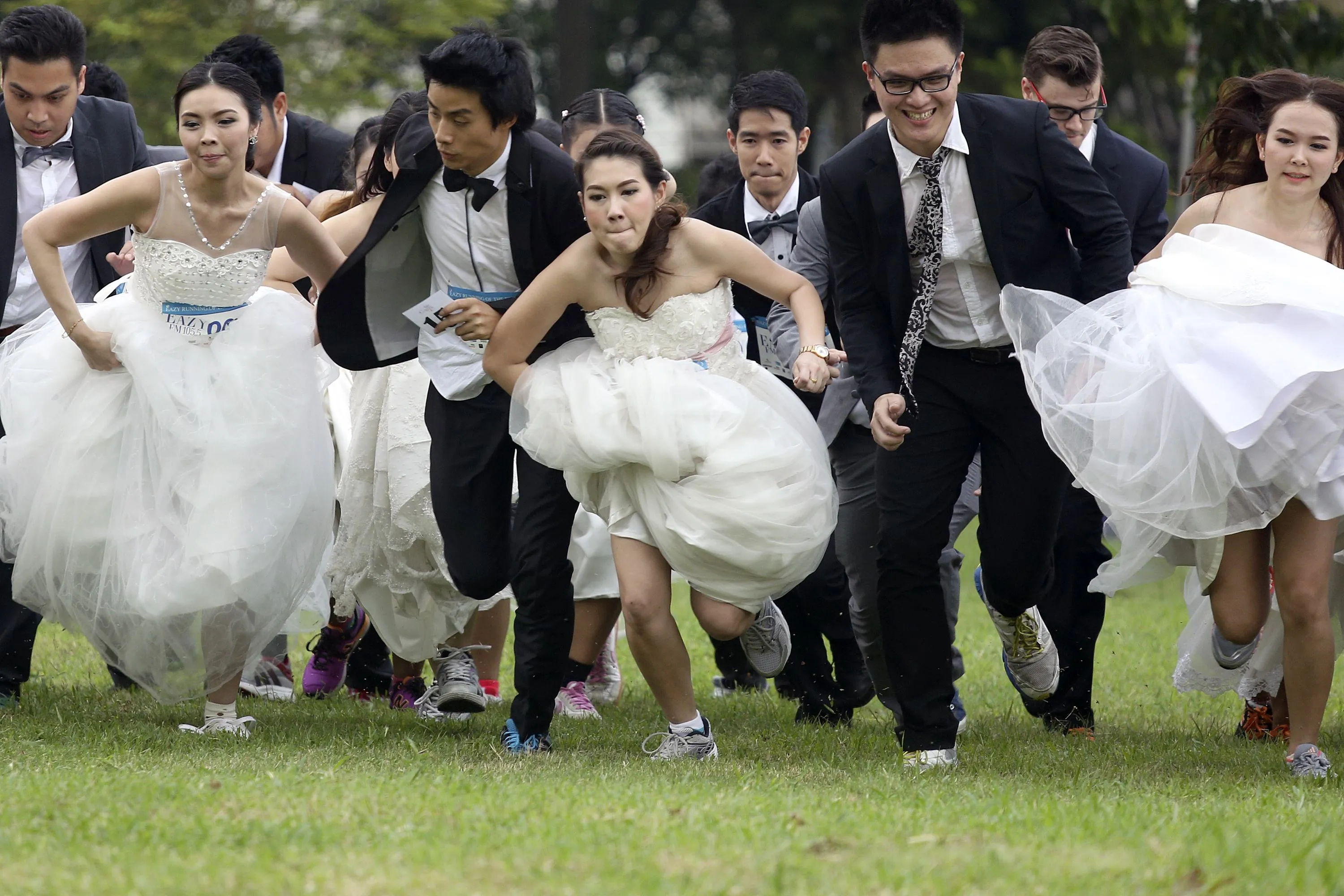 Привет где нет невест. Невеста бежит. Молодожены бегут. Убегает со свадьбы. Жених бежит.