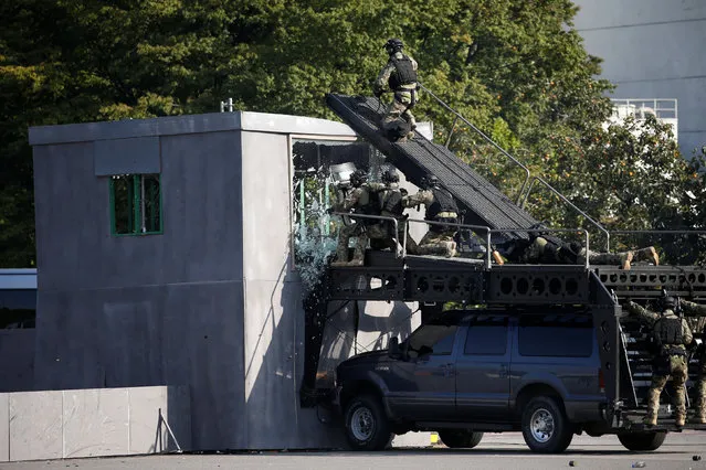 South Korean soldiers take part in an anti-terror drill in Seoul, South Korea, October 6, 2016. (Photo by Kim Hong-Ji/Reuters)