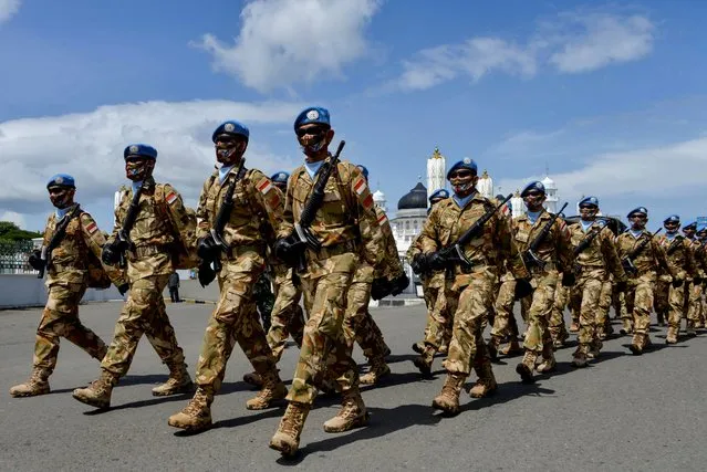 Indonesian soldiers, some 177 personnel who served in the UN's MINUSCA mission (United Nations Multidimensional Integrated Stabilization Mission in the Central African Republic), march during a parade in Banda Aceh on October 16, 2020 following their return to their home country. (Photo by Chaideer Mahyuddin/AFP Photo)