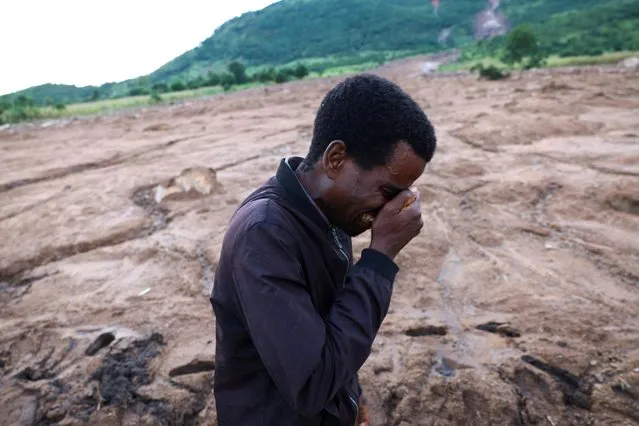 Hendry Keinga reacts after he lost a family member during the Mtauchira village mudslide in the aftermath of Cyclone Freddy in Blantyre, Malawi on March 16, 2023. (Photo by Esa Alexander/Reuters)