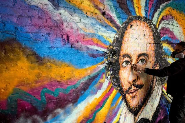 Graffiti artist James Cochran, aka Jimmy C, works on his mural of William Shakespeare on Clink Street, near the Shakespeare's Globe theatre in London, October 25, 2016. Jimmy C is well known for his large street murals and his David Bowie piece in Brixton, London, became a focal point earlier this year for tributes after the singer's death. The mural of Shakespeare is being done as a personal project with the permission of Network Rail to use the wall. (Photo by Chris J. Ratcliffe/AFP Photo)