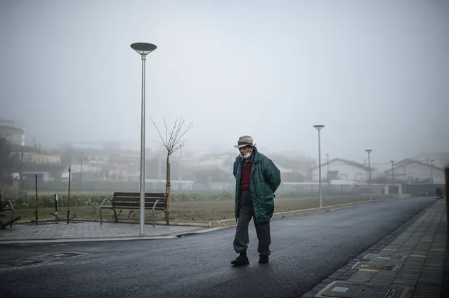 A resident walks early in the morning fog around at San Jeronimo nursing home in Estella, around 38 kms (23 miles) from Pamplona, northern Spain, Thursday, January 28. 2021. (Photo by Alvaro Barrientos/AP Photo)
