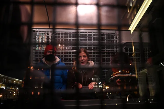 Detained people are seen inside a police vehicle in downtown Moscow on February 2, 2021. A Moscow court on February 2 ordered the Kremlin's most prominent critic Alexei Navalny jailed for nearly three years, triggering an immediate call for protests and condemnation in the West. (Photo by Kirill Kudryavtsev/AFP Photo)