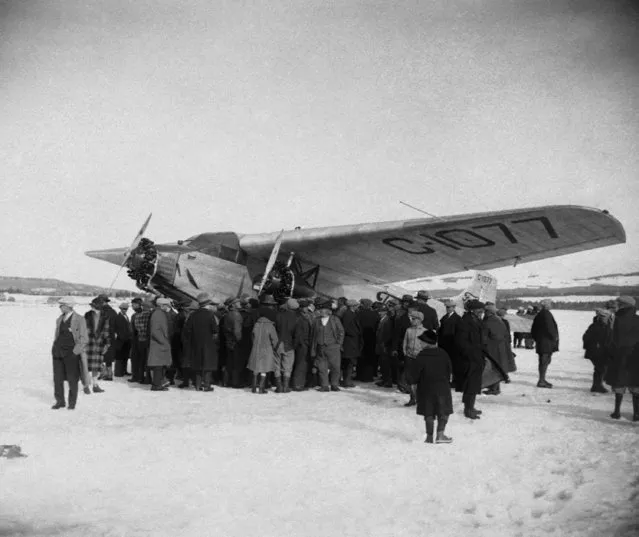 The first plane to make westward trans-Atlantic flight, are welcomed at Lake Ste. Agnes, Que in Canada on April 27, 1928 after non-stop flight in the Ford Relief plane. (Photo by AP Photo)