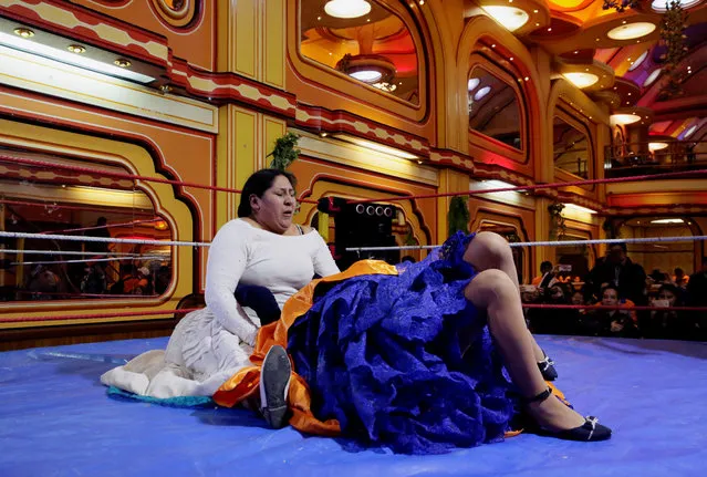 Cholita (Andean woman) fighters perform at their wrestling session at the Havana Hotel Cholet in El Alto, outskirts in La Paz, Bolivia on June 29, 2018. (Photo by David Mercado/Reuters)