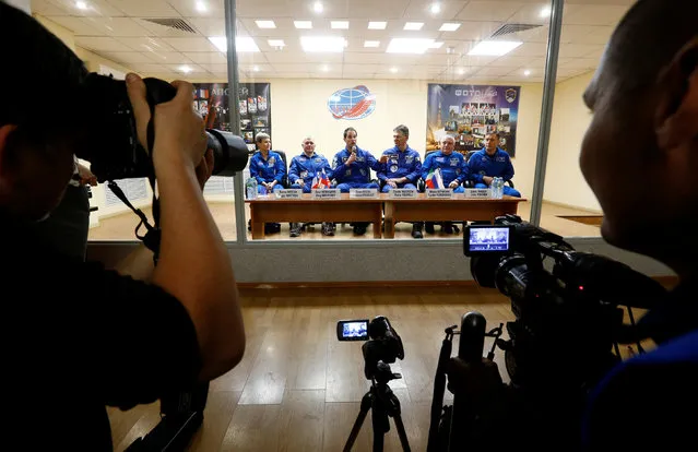 The International Space Station (ISS) expedition 50/51 main and backup crews attend a news conference behind a glass wall at the Baikonur cosmodrome in Kazakhstan, November 16, 2016. (Photo by Shamil Zhumatov/Reuters)
