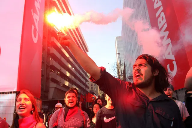 Students participate in a rally demanding a better and free education system, called by the Chilean Students Confederation (CONFECH) in Santiago de Chile, Chile, 22 December 2015. (Photo by Elvis Gonzalez/EPA)