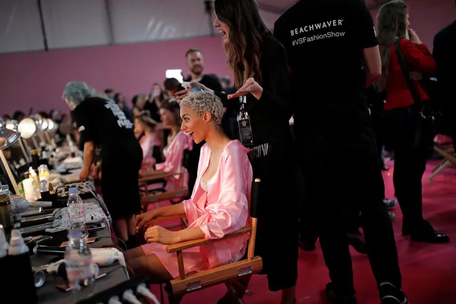 A model gets ready backstage before the Victoria's Secret Fashion Show at the Grand Palais in Paris, France, November 30, 2016. (Photo by Benoit Tessier/Reuters)