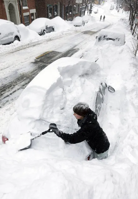 Taylor LaBrecque digs her car out of a snow pile on Beacon Hill Monday, February 9, 2015, in Boston. (Photo by Steven Senne/AP Photo)