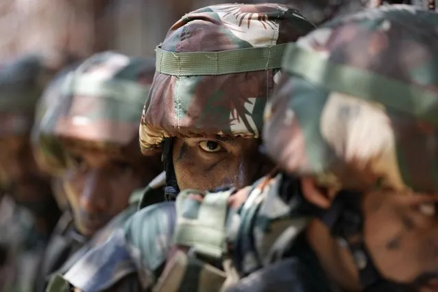 Indian army soldiers display an exercise along the Line of Control or LOC between India and Pakistan during a media tour arranged by the Indian army in Jammu and Kashmir's Poonch sector, India, Saturday, August 12, 2023. (Photo by Channi Anand/AP Photo)