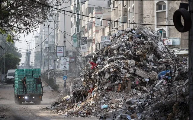 A picture shows a pile of debris in Gaza City's Rimal area on May 20, 2021 after it was bombed by an Israeli air strike. Israel and the Palestinians are mired in their worst onflict in years as Israel pounds the Gaza Strip with air strikes and artillery, while Hamas militants fire rockets into the Jewish state. (Photo by Mahmud Hams/AFP Photo)