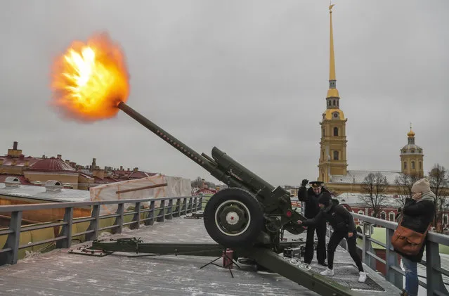 Tennis player Roberta Vinci of Italy, participant of the St. Petersburg Ladies Trophy-2017 tennis tournament, winner of the Petersburg Ladies Trophy-2016, makes a midday cannon shot in the Saint Peter and Paul Fortress in St.Petersburg, Russia, Monday, January 30, 2017.  St. Petersburg Ladies Trophy-2017 tennis tournament starts on Monday and will end Sunday, Feb. 5 finale. (Photo by Dmitri Lovetsky/AP Photo)