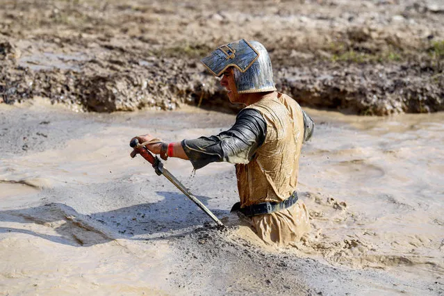 A runner wearing a medieval knight costume takes part in the Mud Day, a 13km race with obstacles in Beynes, near Paris on June 16, 2019. (Photo by Alain Jocard/AFP Photo)