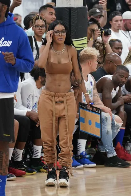American singer Teyana Taylor shows off her six pack abs while coaching the celebrity basketball game in Los Angeles, California on July 17, 2019. (Photo by Shotby Juliann/Splash News and Pictures)