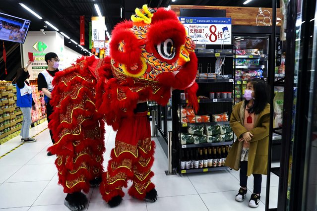 A dragon crew team performs at a shopping mall to welcome the Lunar new year in Taoyuan, Taiwan on February 1, 2022. (Photo by Ann Wang/Reuters)