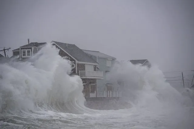 Waves crash over oceanfront homes during a nor’easter in Scituate, Massachusetts on January 29, 2022. Blinding snow whipped up by near-hurricane force winds pummeled the eastern United States on January 29, as one of the strongest winter storms in years triggered severe weather alerts, transport chaos and power outages across a region of some 70 million people. (Photo by Joseph Prezioso/AFP Photo)