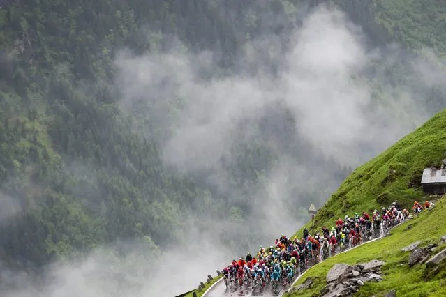 The pack climbs up towards Klausen pass, during the 6th stage, a 162,8 km race from Weesen to Amden, Switzerland, at the 80th Tour de Suisse UCI ProTour cycling race, on Thursday, June 16, 2016. (Photo by Gian Ehrenzeller/EPA)
