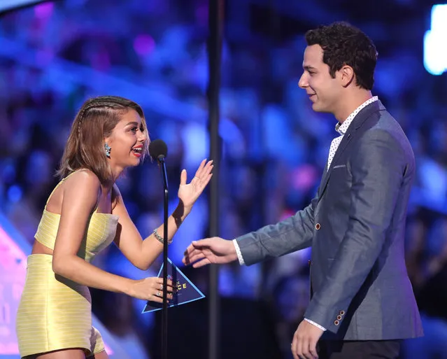 Sarah Hyland, left, and Skylar Astin present the award for choice comedian at the Teen Choice Awards at the Galen Center on Sunday, August 16, 2015, in Los Angeles. (Photo by Matt Sayles/Invision/AP Photo)
