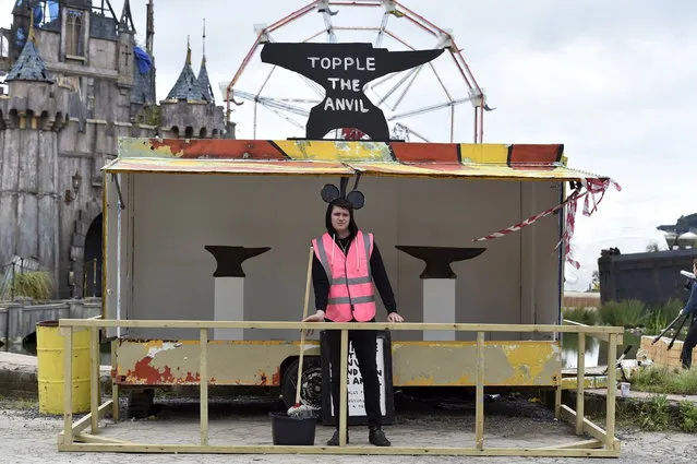 A performer stands at a booth in “Dismaland”, a theme park-styled art  installation by British artist Banksy, at Weston-Super-Mare in southwest England, Britain, August 20, 2015. (Photo by Toby Melville/Reuters)