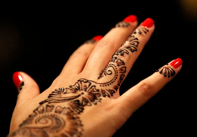 Women get Henna tattoos (Mehndi) ahead of Eid al-Fitr, which marks the end of the Muslim holy fasting month of Ramadan, at a market in Islamabad, Pakistan July 6, 2016. (Photo by Caren Firouz/Reuters)