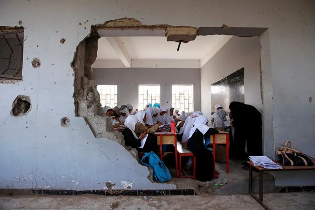 Girls attend a class at their school, damaged by a recent Saudi-led air strike, in the Red Sea port city of Hodeidah, Yemen October 24, 2017. (Photo by Abduljabbar Zeyad/Reuters)