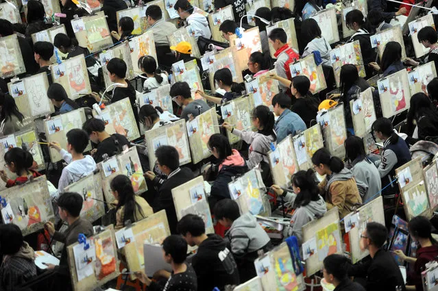 More than 3,000 students draw together at Hubei University during a mock college entrance exam for art on October 29, 2017 in Wuhan, Hubei Province of China. Over 10,000 students participated in a mock college entrance exam for art on Oct 29 in Wuhan, ahead of the formal examination on Dec 2. (Photo by VCG/Getty Images)