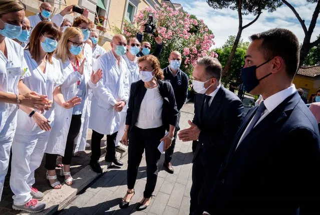 Heiko Maas (2nd from right, SPD), Foreign Minister of Germany, bows to researchers, physicians and nursing staff alongside his Italian counterpart Luigi di Maio (r) during his visit to the Spallanzani Medical Research Centre – IMMI Lazzaro in Rom, Italy on June 22, 2020. (Photo by Kay Nietfeld/picture alliance via Getty Images)