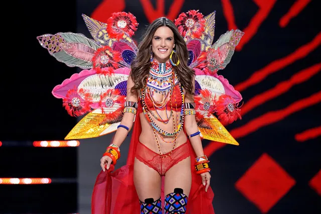 Model Alessandra Ambrosio presents a creation during the 2017 Victoria's Secret Fashion Show in Shanghai, China, November 20, 2017. (Photo by Aly Song/Reuters)