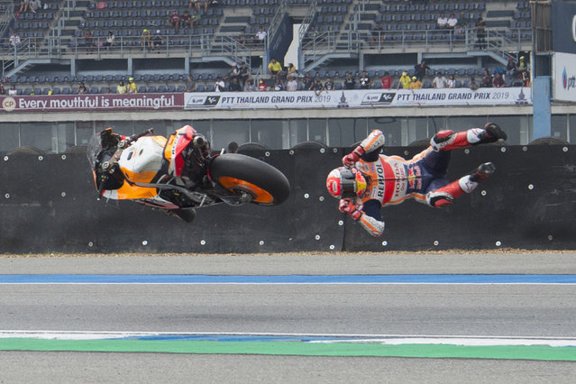 Marc Marquez of Spain and Repsol Honda Team crashed out during the FP1 during the MotoGP of Thailand – Free Practice on October 04, 2019 in Bangkok, Thailand. (Photo by Mirco Lazzari/Getty Images)