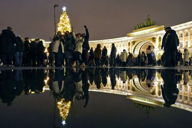 People take a selfie during New Year's celebrations in downtown St. Petersburg, Russia, early Sunday, Januaru 1, 2023. (Photo by Dmitri Lovetsky/AP Photo)