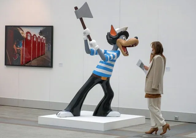 A visitor passes artwork by Tommy Cash on Temnikova & Kasela gallery during the Cosmoscow international fair in Moscow, Russia, 10 September 2020. (Photo by Sergei Ilnitsky/EPA/EFE)