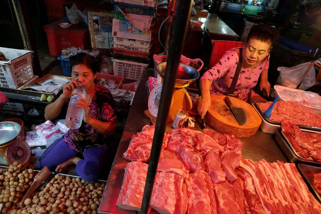 Women sell products at their stalls at Maeklong market at the outskirts of Bangkok, Thailand September 20, 2016. (Photo by Jorge Silva/Reuters)