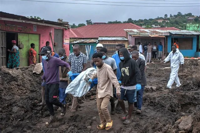 Men carry dead bodies from where they have been recovered to where an ambulance would transfer them to Queen Elizabeth Central Hospital morgue during a joint search and rescue operation to recover bodies of victims of the mudslide at Manje informal settlement up on the slopes of Soche Hill in Blantyre, Malawi, on March 17, 2023. The death toll in Malawi from Cyclone Freddy has risen to 326, bringing the total number of victims across southern Africa to more than 400 since February. (Photo by Amos Gumulira/AFP Photo)